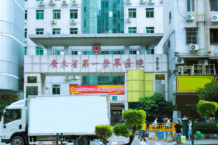 路过摄影照片_广州中午医院室外路过摄影图配图