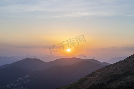 山峰风景下午山峰山上无摄影图配图