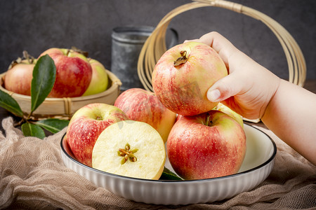 水果摄影照片_新鲜水果香脆清甜苹果摄影图配图