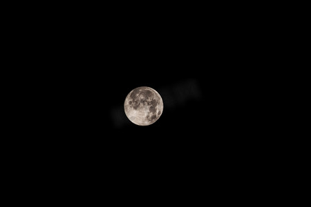 黑夜风景摄影照片_秋季黑夜月亮天空移动摄影图配图