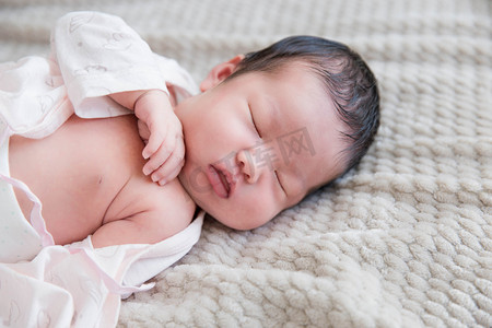 婴儿新生宝宝三胎人像摄影图配图