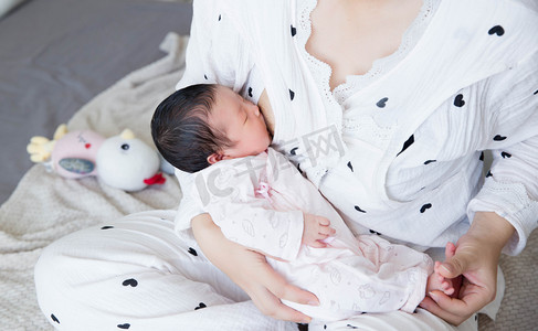 哺乳婴儿新生母乳喂养三胎摄影图配图