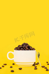 创意橙汁海报摄影照片_咖啡豆黄色背景创意微缩摄影图配图