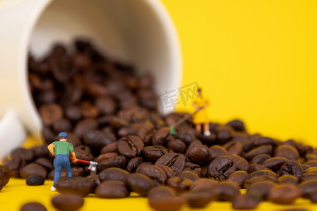 咖啡豆创意微缩黄色海报摄影图配图