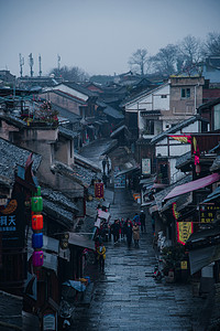 摄影照片_城市下午街道古镇房子摄影图配图