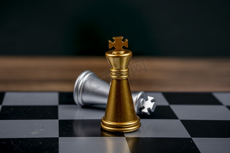 金色象棋战胜银色象棋企业竞争摄影图配图