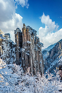 冬季出游摄影照片_冬季出游晌午山峰山区摇动摄影图配图