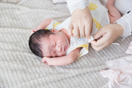 宝宝穿棉衣服摄影照片_母婴护理新生儿宝宝婴儿人像摄影图配图