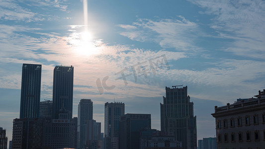 天空流云摄影照片_壮丽城市太阳升起日出天空云海
