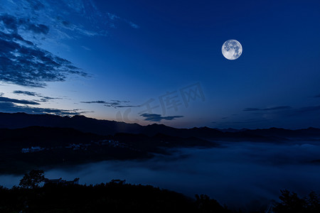 中秋贺卡内页设计摄影照片_特色节日晚上月亮山区飘动摄影图配图