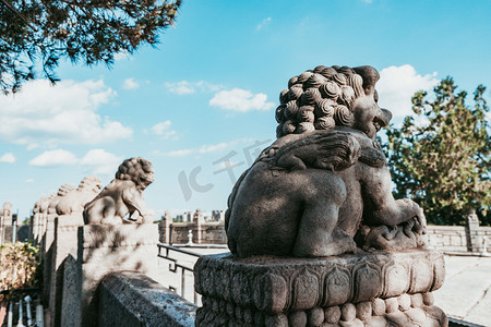 红色的太阳卡通手绘摄影照片_红色旅行白天卢沟桥的狮子室外无摄影图配图