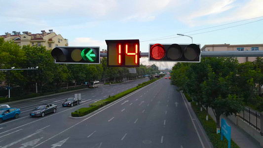 十字路口红灯实拍城市交通