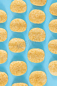 薯片零食创意蓝色背景摄影图配图