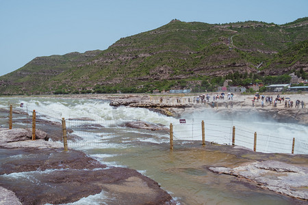 夏季夏天白天中午壶口瀑布远景流水摄影图配图