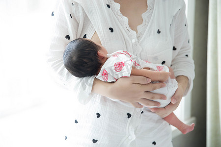 母婴主图素材摄影照片_母乳母婴三胎婴儿新生摄影图配图