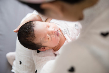 母乳哺乳婴儿三胎新生摄影图配图