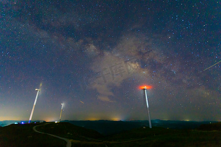 银河晚上星空银河高坡风景摄影图配图