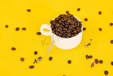 咖啡豆创意微缩黄色背景素材摄影图配图