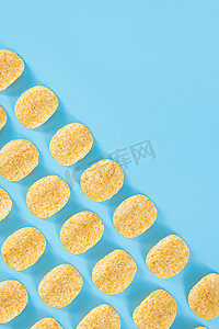 零食薯片创意蓝色背景摄影图配图