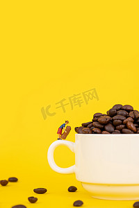 咖啡豆微缩创意黄色背景摄影图配图