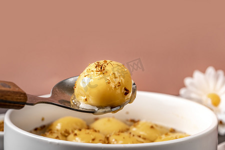 营养团圆美食勺子里的大黄米汤圆摄影图配图