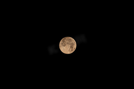 白色月亮摄影照片_秋季夜里月亮天空移动摄影图配图