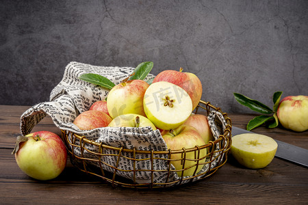 铁丝水果篮美味新鲜水果脆苹果摄影图配图