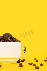 美式海报摄影照片_咖啡咖啡豆创意微缩黄色背景摄影图配图