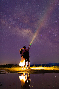 黄色星星摄影照片_银河护卫队夜晚银河高坡风光摄影图配图