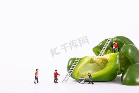 白灼西蓝花摄影照片_青椒绿色蔬菜创意白色背景摄影图配图