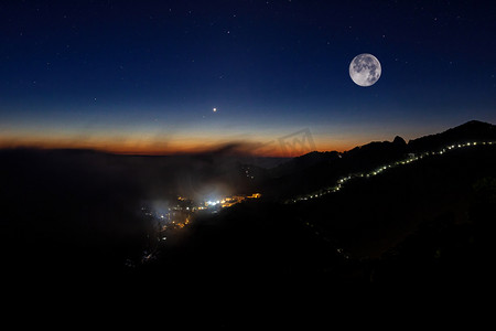 黄山市摄影照片_中秋节黑夜月亮山区飘动摄影图配图