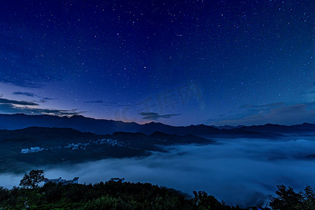 秋季旅游黑夜村庄山区漂动摄影图配图