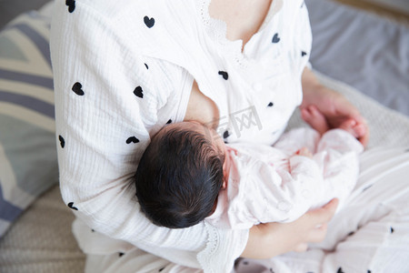 母婴摄影照片_哺乳母乳喂养人像三胎婴儿摄影图配图