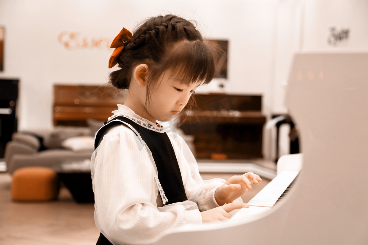 一个女孩在弹钢琴的剪影高清摄影大图-千库网