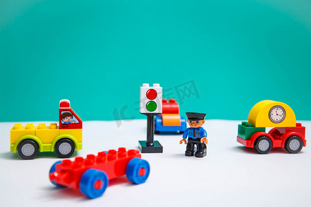 益智类游戏摄影照片_桌面上的开发儿童益智类塑料玩具摄影图配图