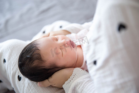 母婴婴儿哺乳三胎新生摄影图配图