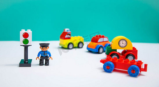 桌面上的儿童益智类乐高玩具交警指挥车辆过红绿灯摄影图配图