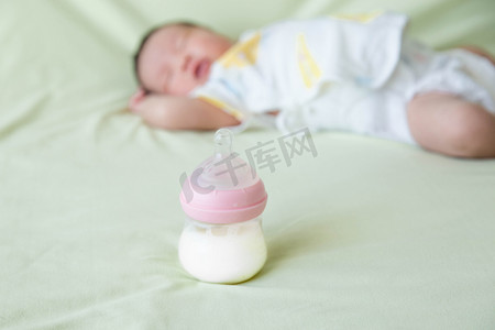 婴儿哺乳新生三胎母婴摄影图配图