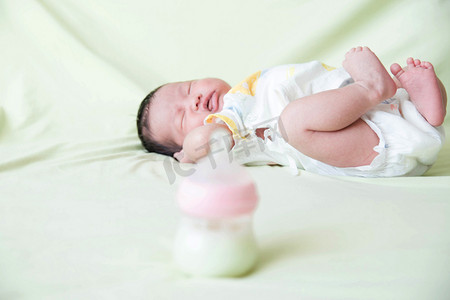哺乳新生婴儿三胎母婴摄影图配图