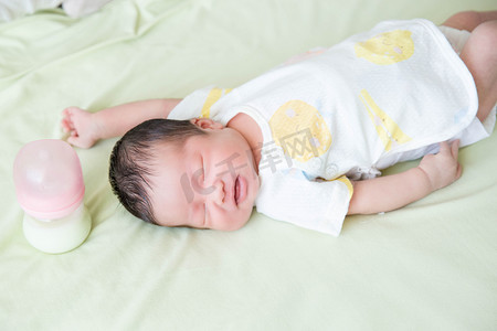 哺乳三胎母婴人像新生婴儿摄影图配图