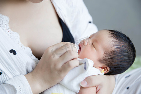 母婴母婴摄影照片_哺乳母婴三胎人像婴儿摄影图配图