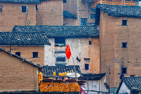 红旗车内饰摄影照片_秋季风景白天红旗山区飘动摄影图配图