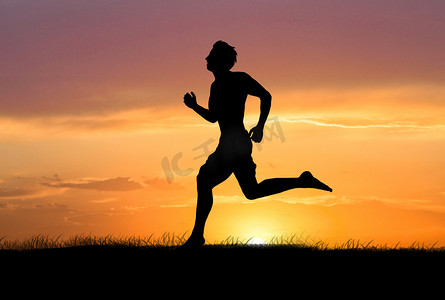 跑步运动的人摄影照片_夕阳剪影傍晚跑步的人室外创意合成摄影图配图