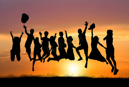 夕阳剪影傍晚团队跳跃室外创意合成摄影图配图
