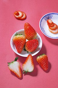 水果棚拍新鲜草莓甘甜的特写摄影图配图