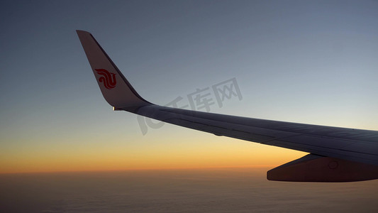 旅途飞机上日落夕阳飞机窗外风景