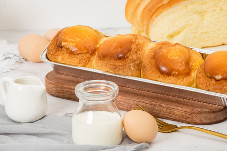 烘焙面包摄影照片_西餐牛奶鸡蛋面包美味摄影图配图
