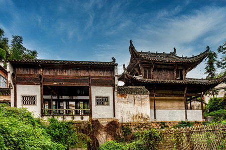 秋季旅游早上牌楼山区漂动摄影图配图