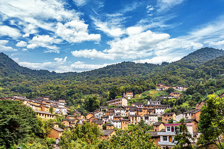 秋季旅游早晨土楼山区漂动摄影图配图