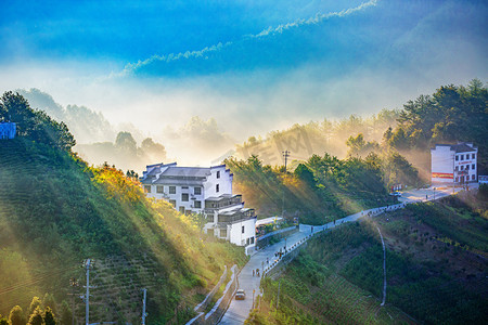 云雾摄影照片_家庭旅游凌晨村庄云雾漂动摄影图配图